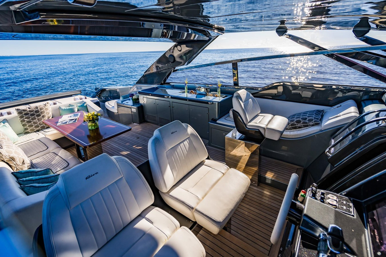 https://arconyachts.ams3.digitaloceanspaces.com/92963/conversions/large_4244191-optimize.jpg