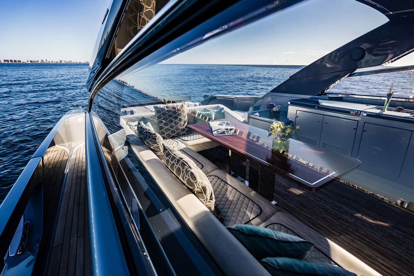 https://arconyachts.ams3.digitaloceanspaces.com/92966/conversions/large_4244192-optimize.jpg