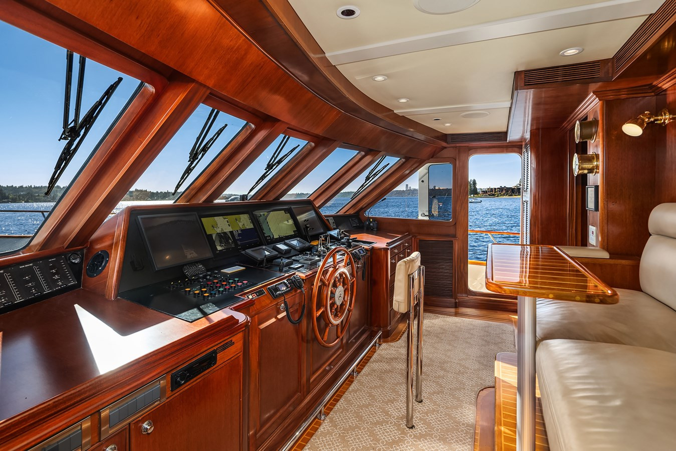 https://arconyachts.ams3.digitaloceanspaces.com/93148/conversions/large_4817969-optimize.jpg