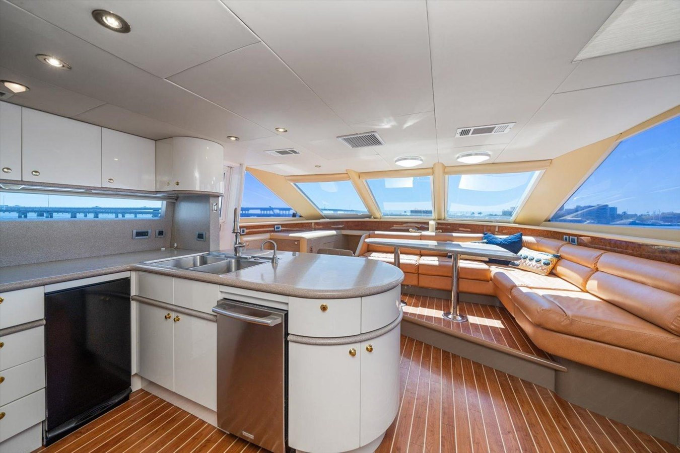 https://arconyachts.ams3.digitaloceanspaces.com/93216/conversions/large_4610943-optimize.jpg