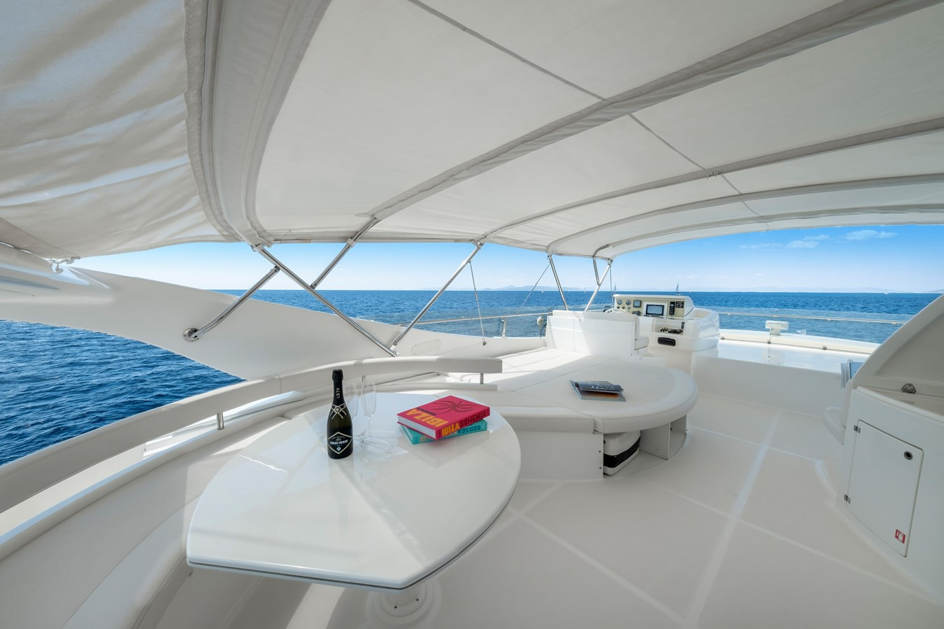 https://arconyachts.ams3.digitaloceanspaces.com/93297/conversions/large_4186705-optimize.jpg