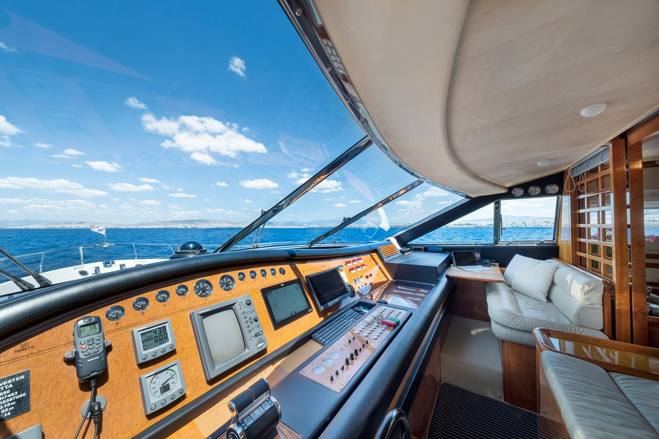 https://arconyachts.ams3.digitaloceanspaces.com/93306/conversions/large_4186708-optimize.jpg