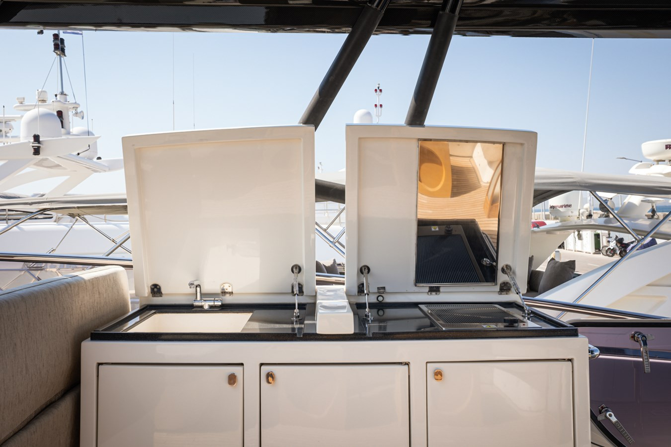 https://arconyachts.ams3.digitaloceanspaces.com/93422/conversions/large_4725921-optimize.jpg