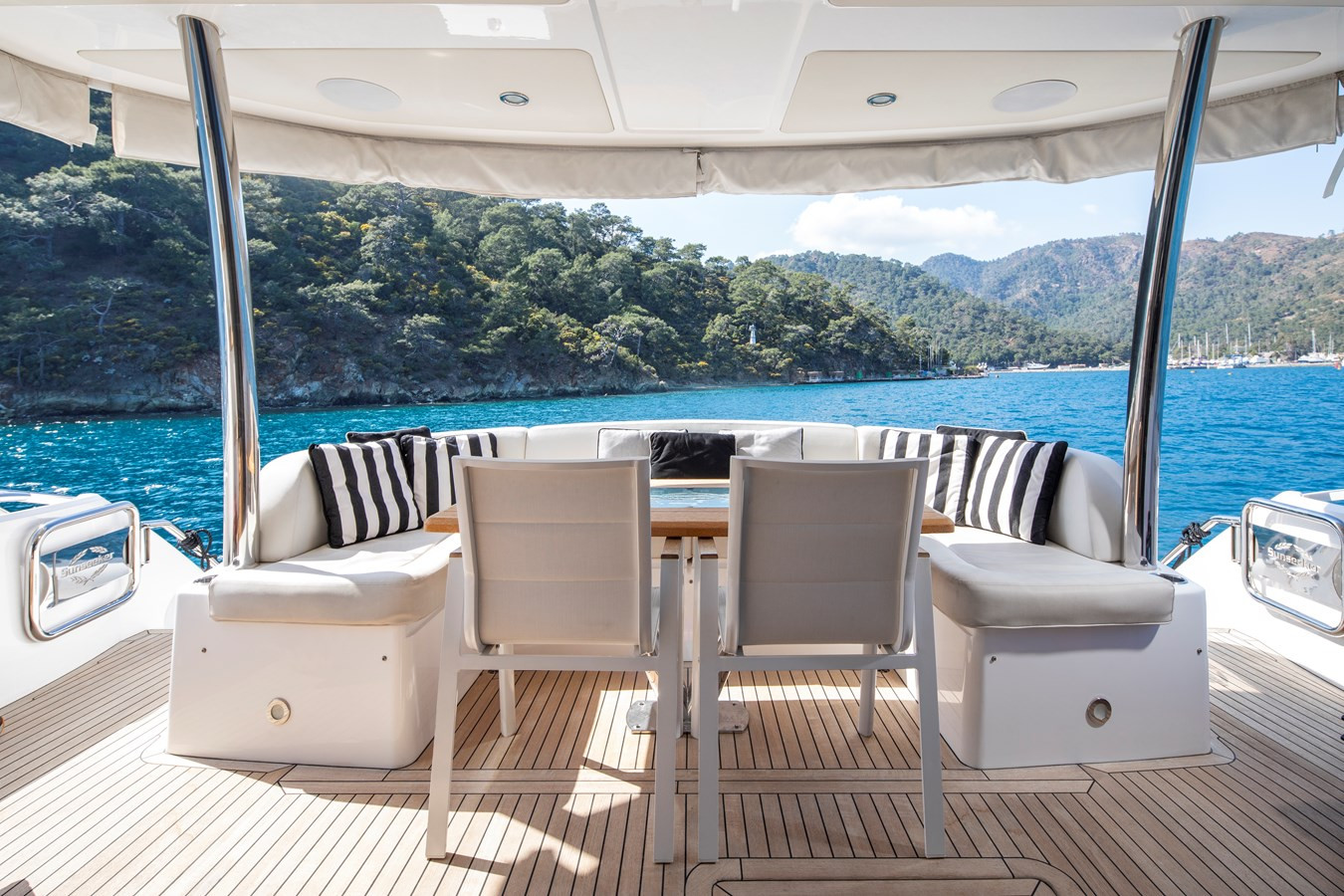 https://arconyachts.ams3.digitaloceanspaces.com/93589/conversions/large_4560923-optimize.jpg