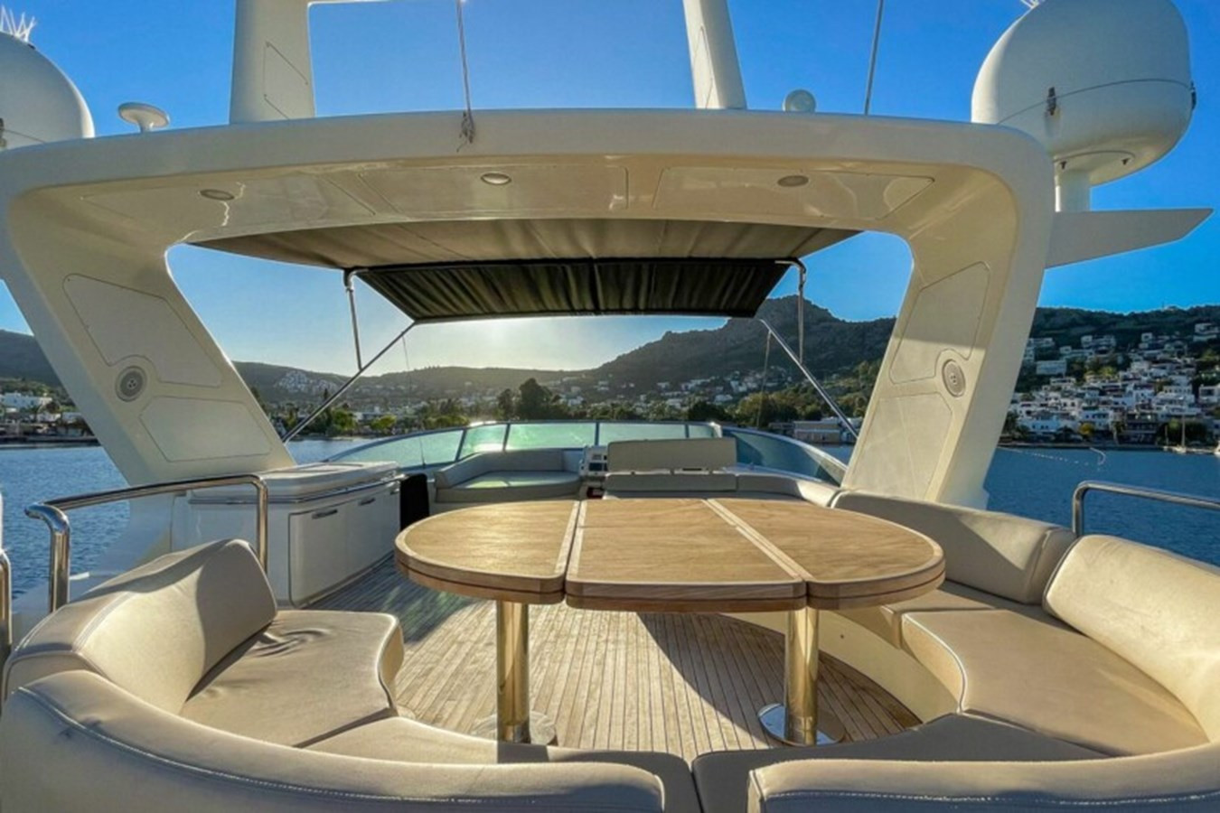 https://arconyachts.ams3.digitaloceanspaces.com/93642/conversions/large_4131007-optimize.jpg