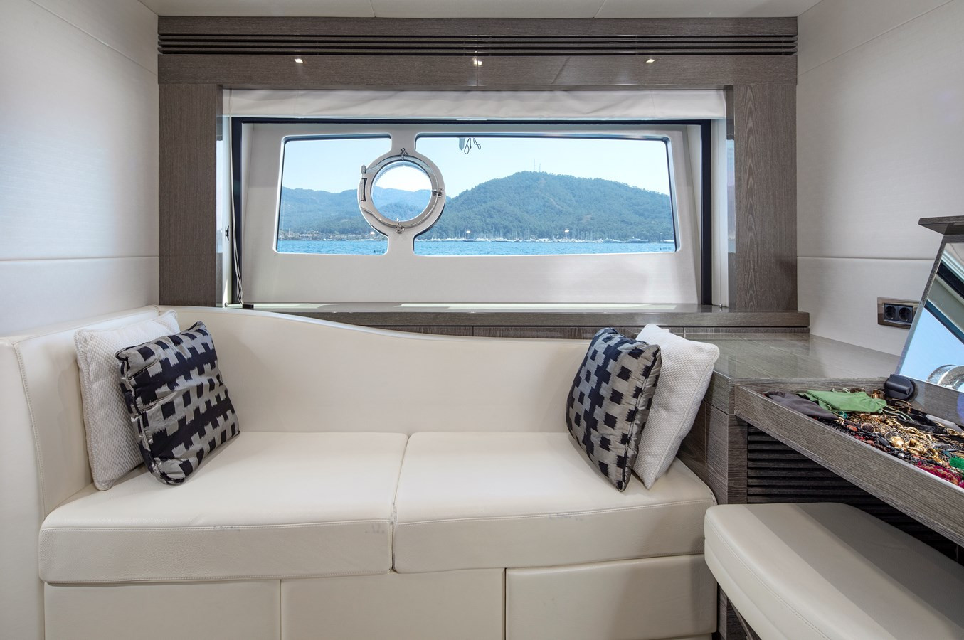 https://arconyachts.ams3.digitaloceanspaces.com/93656/conversions/large_4560945-optimize.jpg