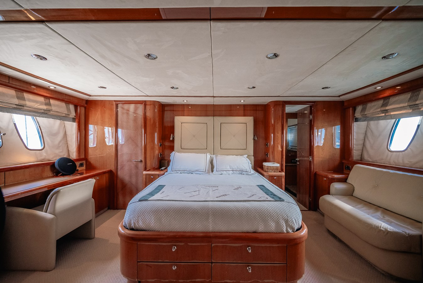 https://arconyachts.ams3.digitaloceanspaces.com/94143/conversions/large_3921577-optimize.jpg