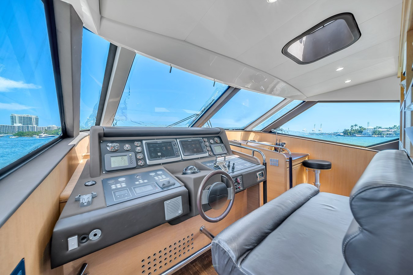 https://arconyachts.ams3.digitaloceanspaces.com/94322/conversions/large_4295821-optimize.jpg