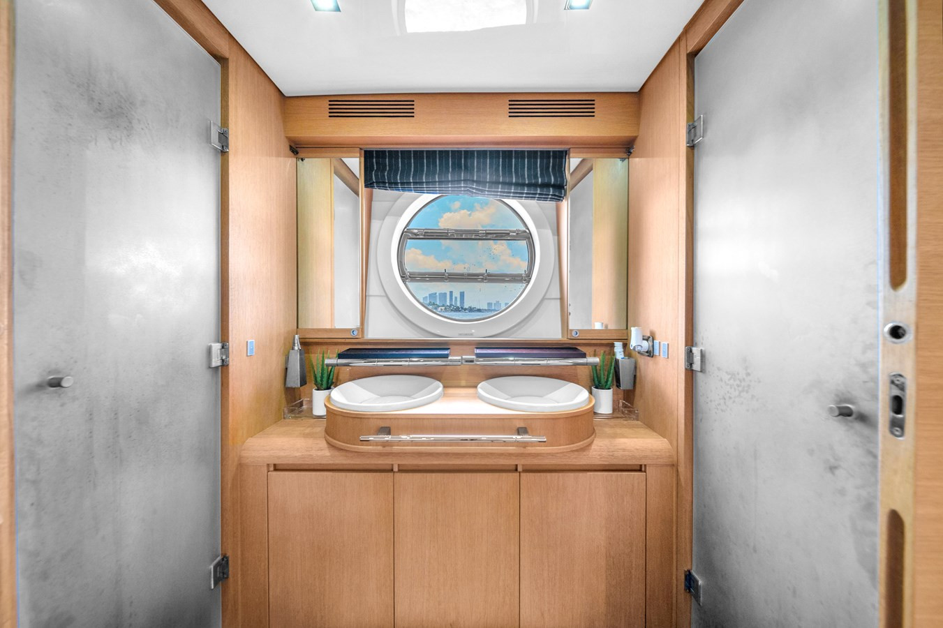 https://arconyachts.ams3.digitaloceanspaces.com/94375/conversions/large_4295842-optimize.jpg