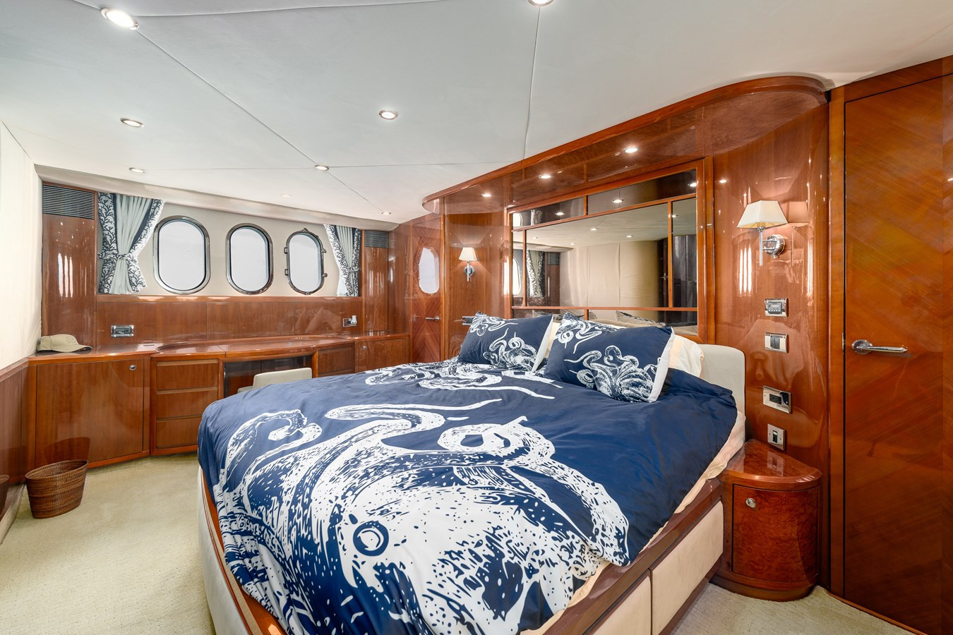 https://arconyachts.ams3.digitaloceanspaces.com/94380/conversions/large_4813110-optimize.jpg