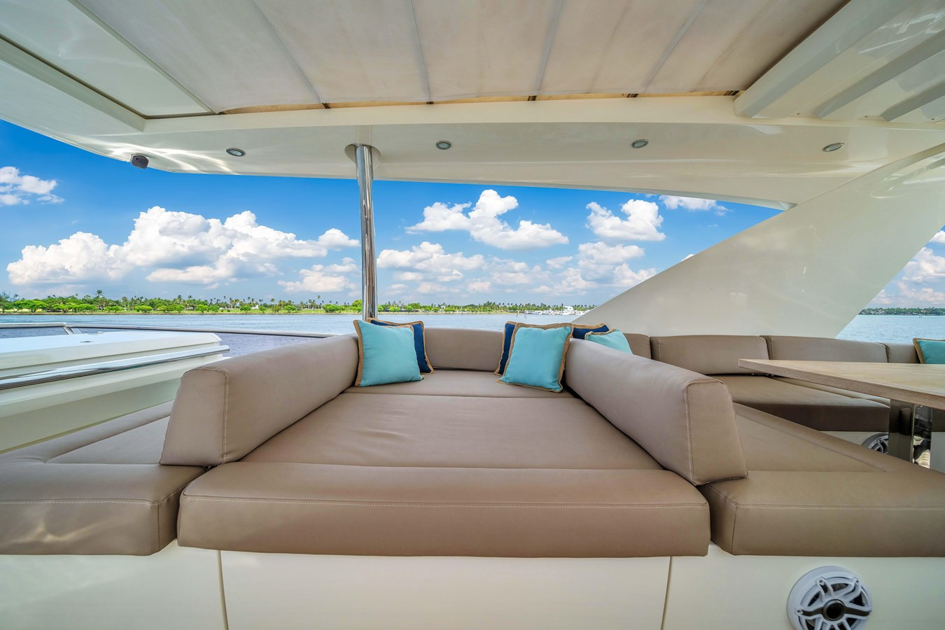 https://arconyachts.ams3.digitaloceanspaces.com/94400/conversions/large_4379320-optimize.jpg