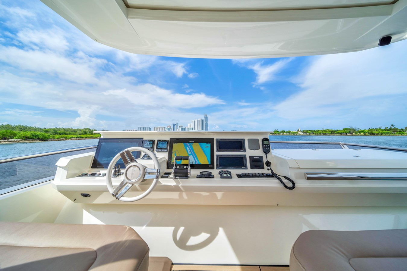https://arconyachts.ams3.digitaloceanspaces.com/94406/conversions/large_4379322-optimize.jpg