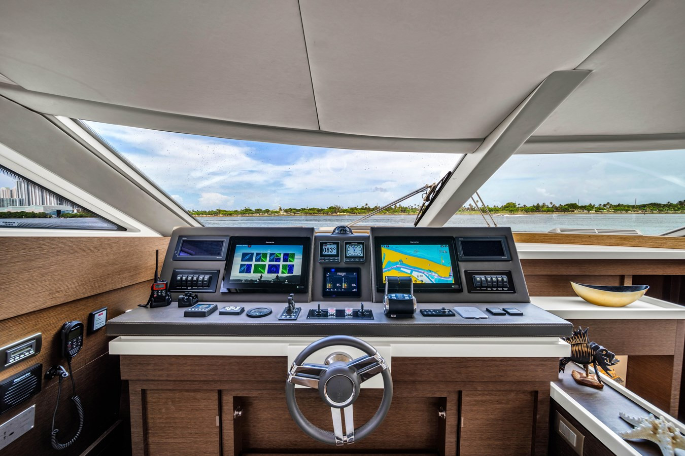 https://arconyachts.ams3.digitaloceanspaces.com/94433/conversions/large_4379332-optimize.jpg