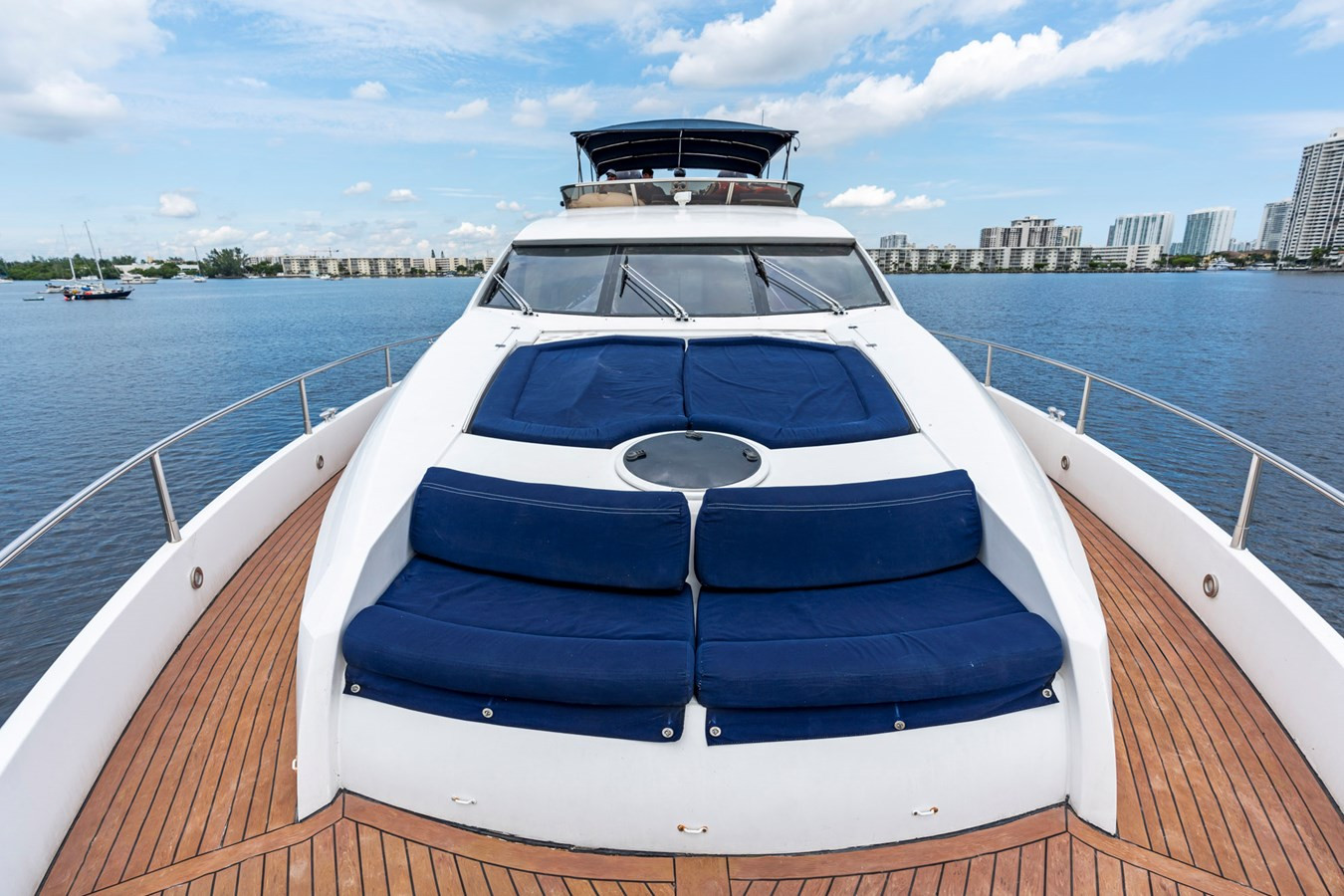 https://arconyachts.ams3.digitaloceanspaces.com/94440/conversions/large_4397530-optimize.jpg