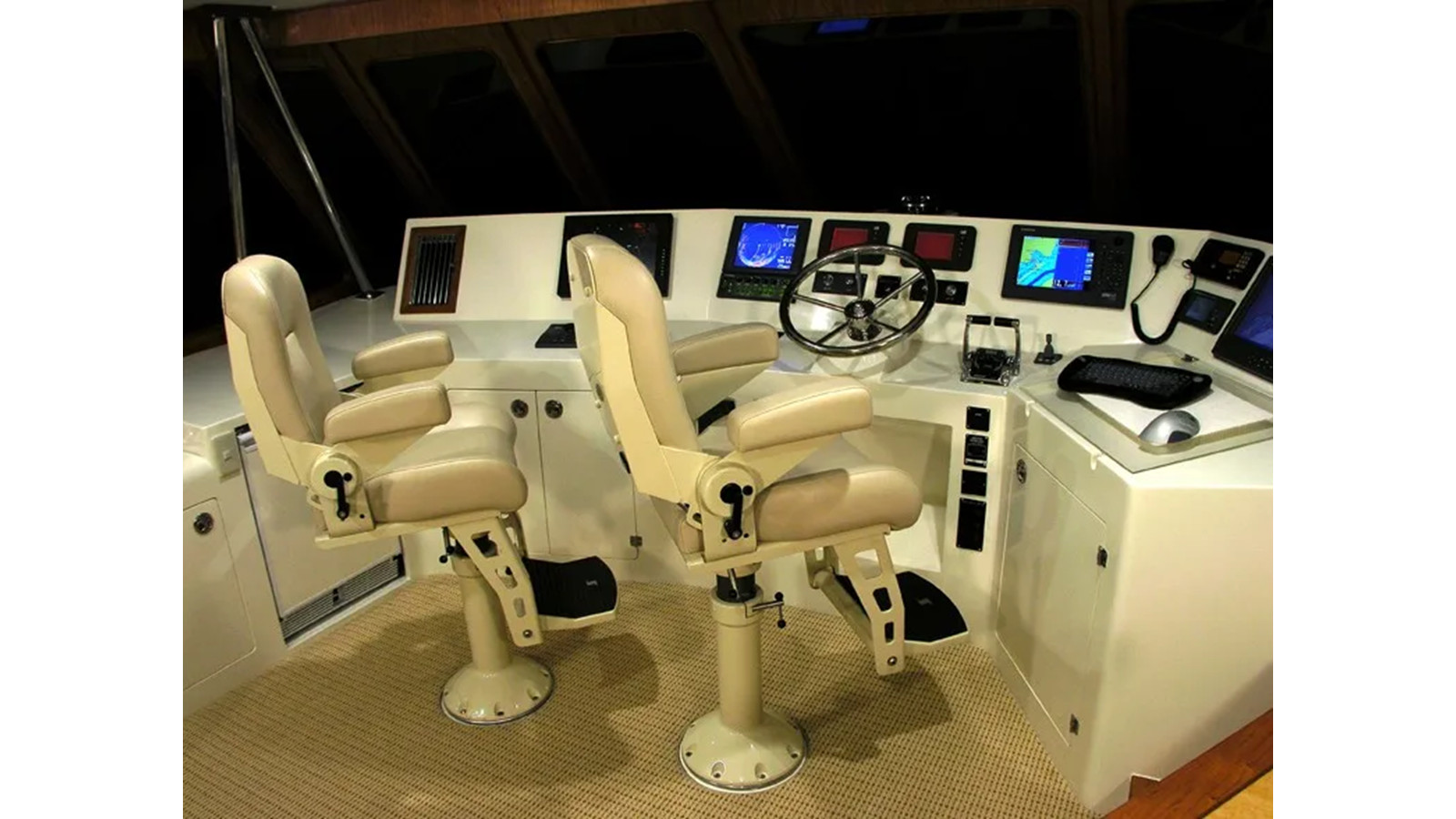 https://arconyachts.ams3.digitaloceanspaces.com/94567/conversions/large_4532819-optimize.jpg