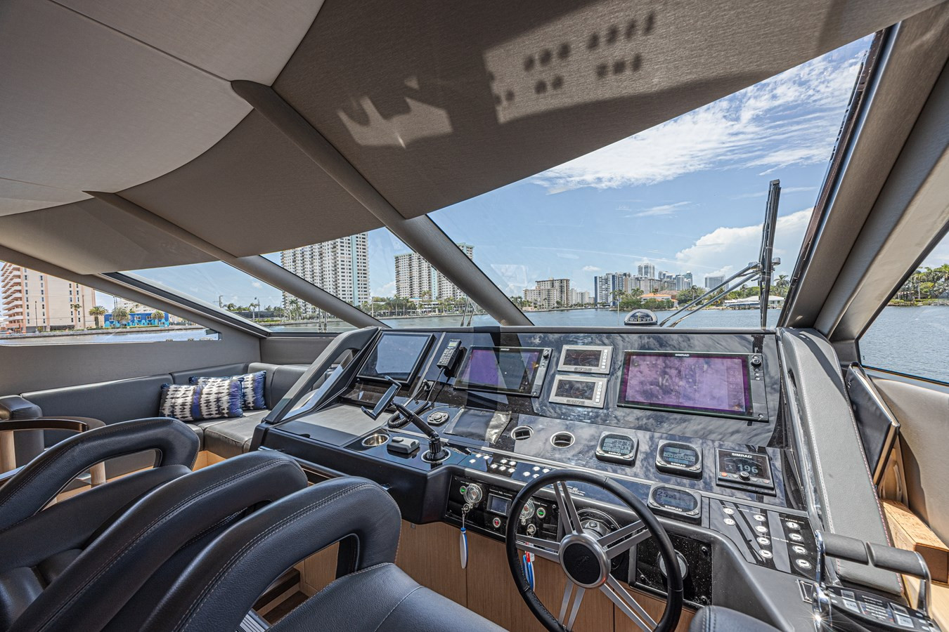 https://arconyachts.ams3.digitaloceanspaces.com/94736/conversions/large_4730305-optimize.jpg