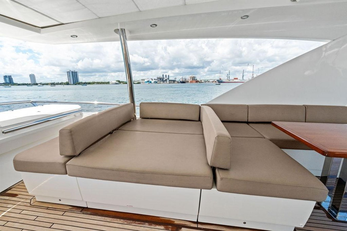 https://arconyachts.ams3.digitaloceanspaces.com/94808/conversions/large_4818512-optimize.jpg
