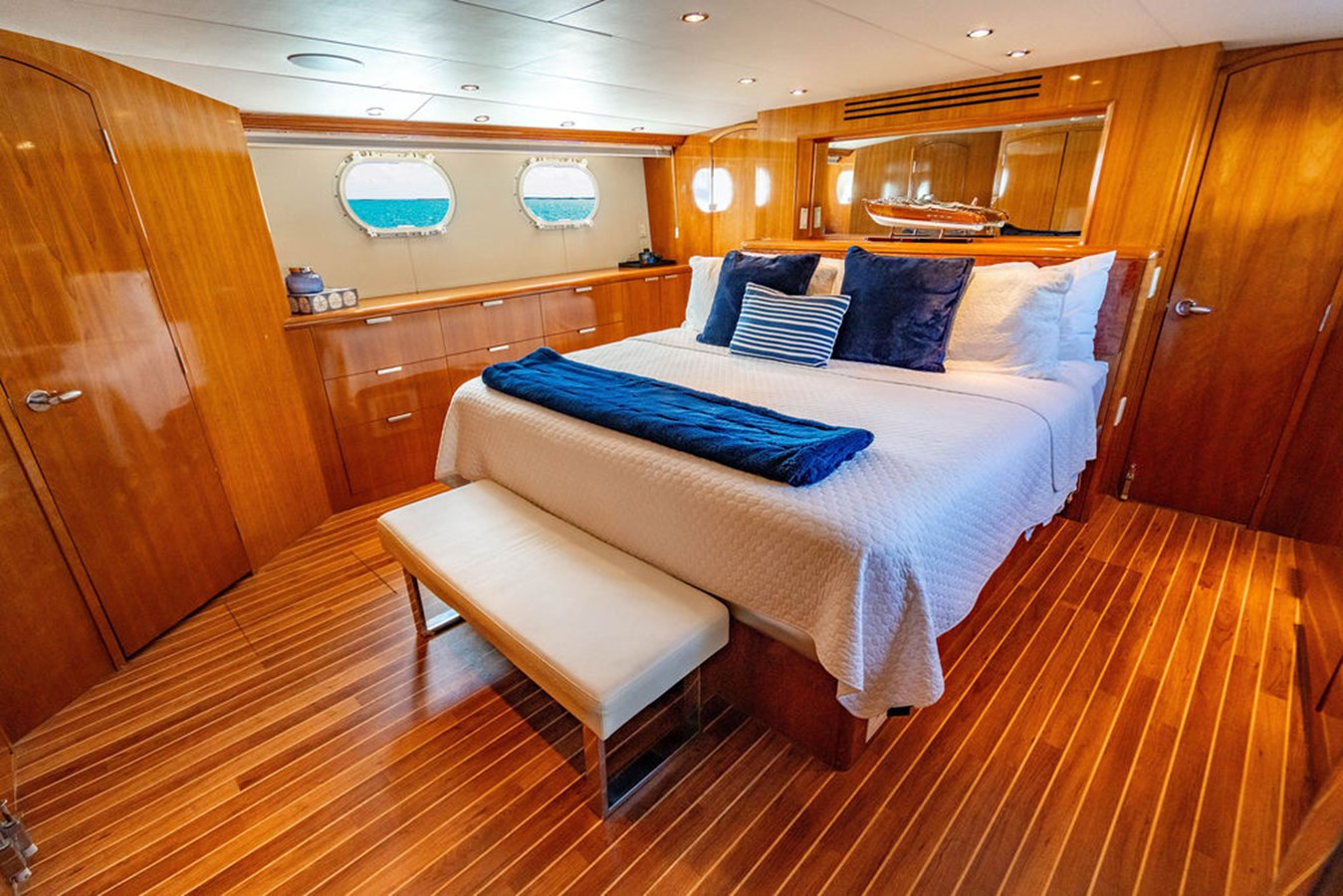 https://arconyachts.ams3.digitaloceanspaces.com/94840/conversions/large_4843407-optimize.jpg