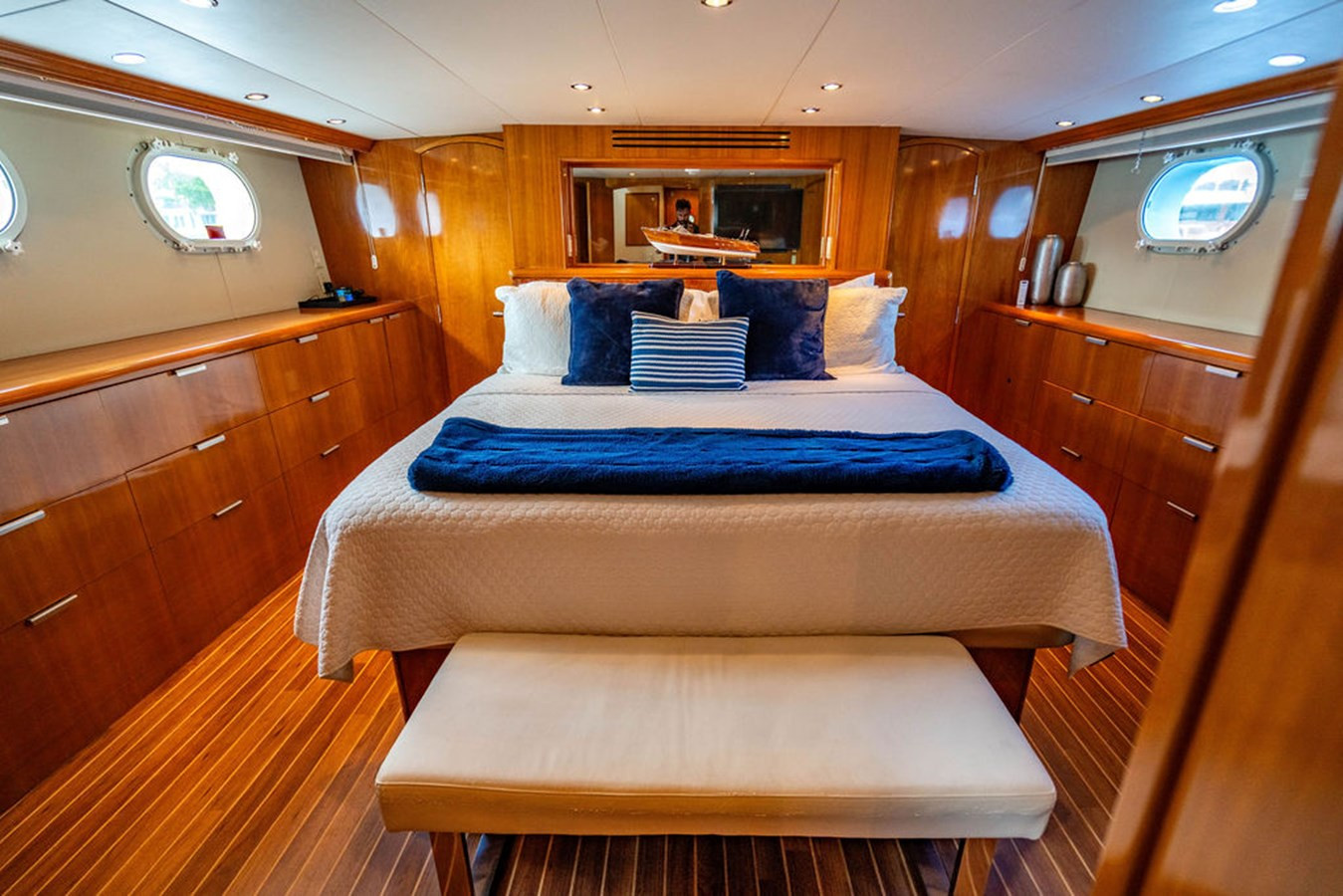 https://arconyachts.ams3.digitaloceanspaces.com/94843/conversions/large_4843406-optimize.jpg