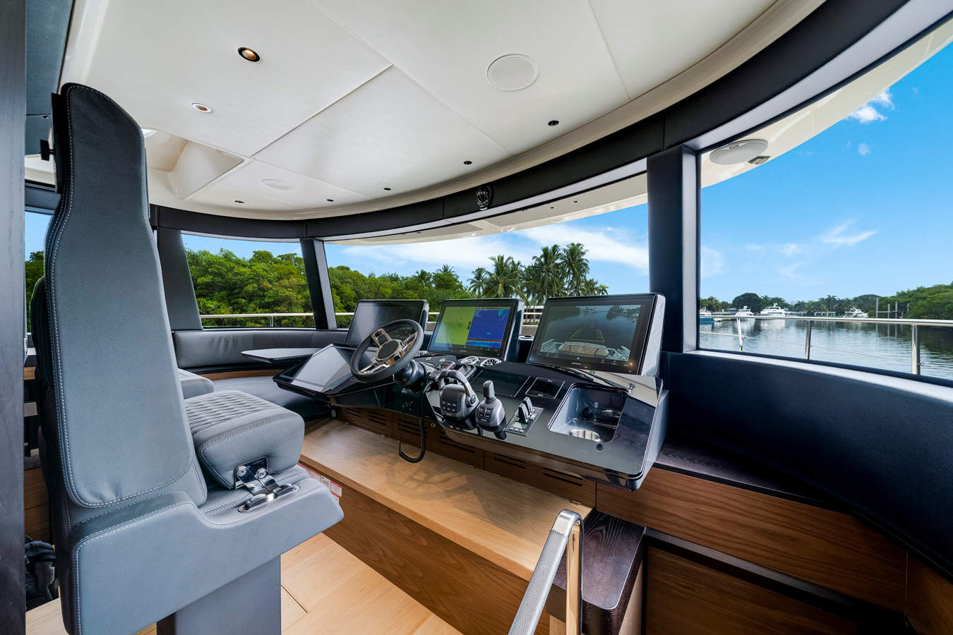 https://arconyachts.ams3.digitaloceanspaces.com/95035/conversions/large_4839507-optimize.jpg