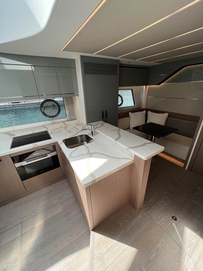 https://arconyachts.ams3.digitaloceanspaces.com/95095/conversions/large_4156259-optimize.jpg
