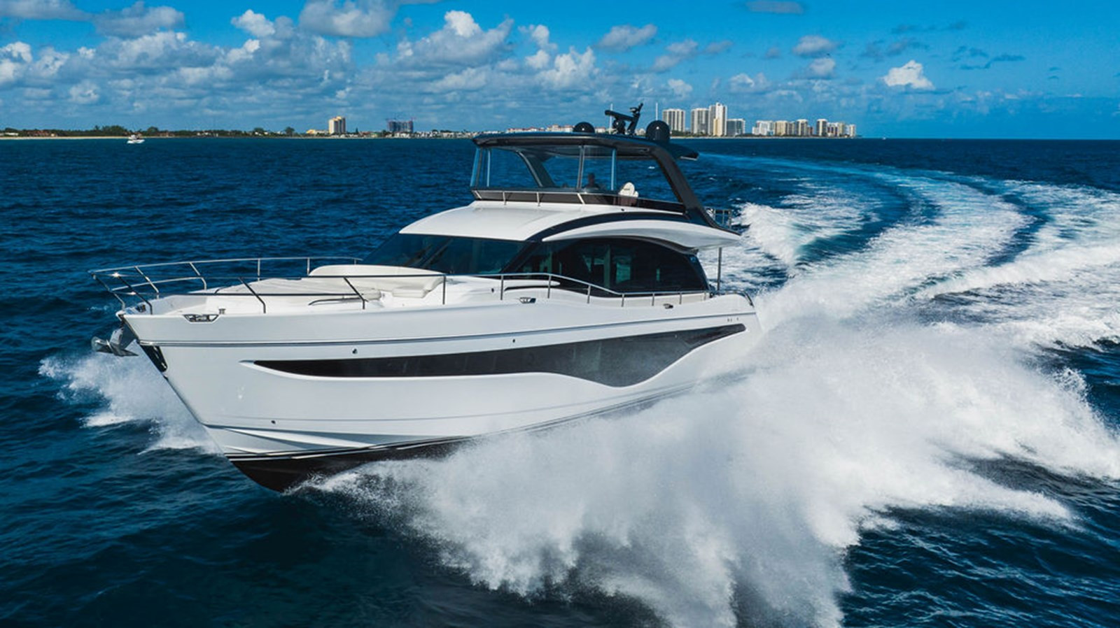 https://arconyachts.ams3.digitaloceanspaces.com/95154/conversions/large_4367132-optimize.jpg