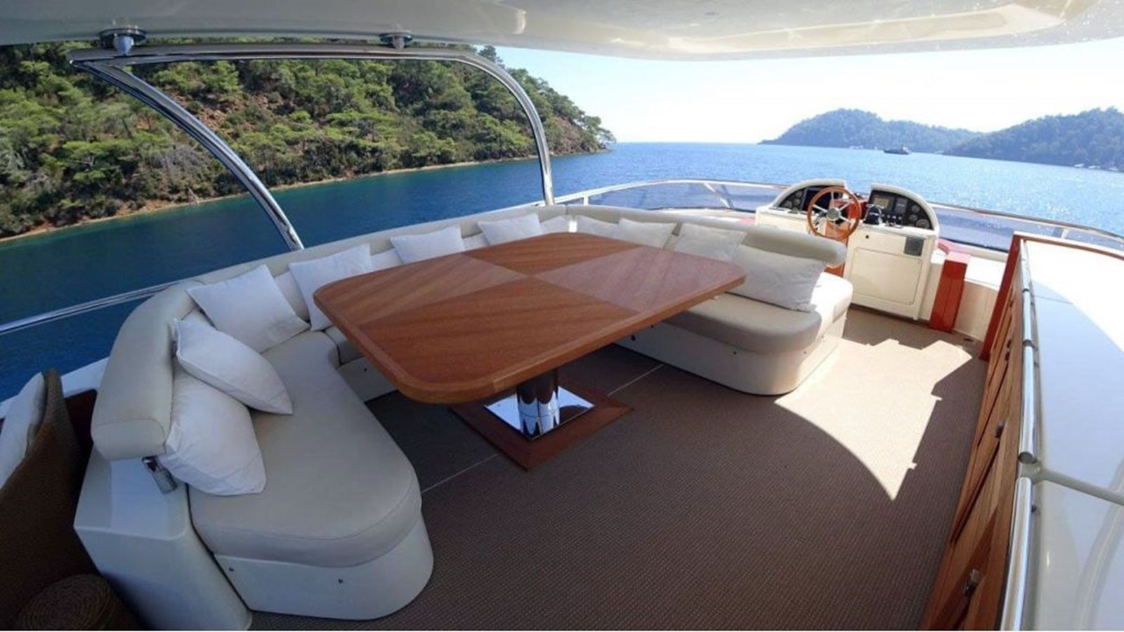 https://arconyachts.ams3.digitaloceanspaces.com/95416/conversions/large_4235804-optimize.jpg