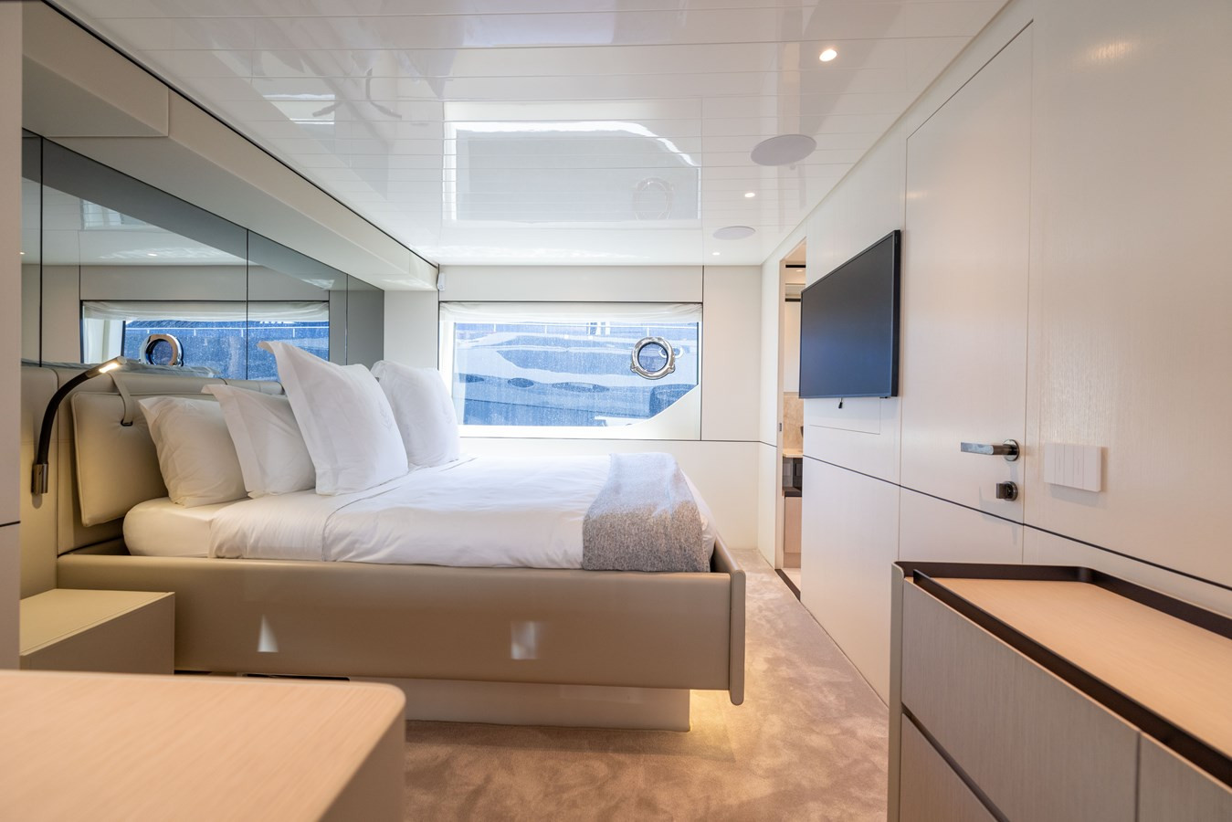 https://arconyachts.ams3.digitaloceanspaces.com/95460/conversions/large_4611013-optimize.jpg