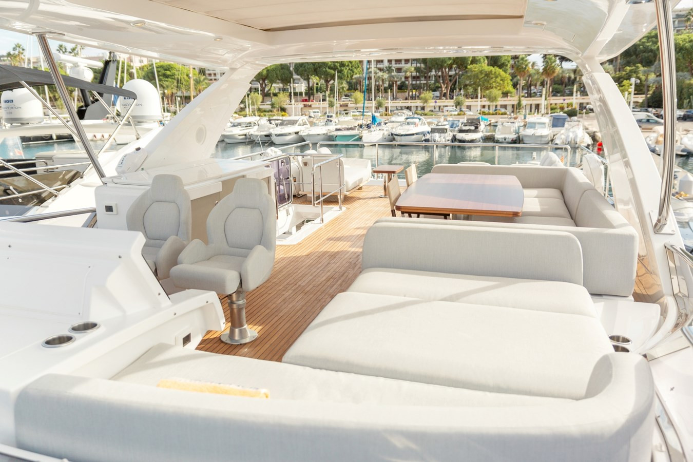 https://arconyachts.ams3.digitaloceanspaces.com/95555/conversions/large_3972866-optimize.jpg