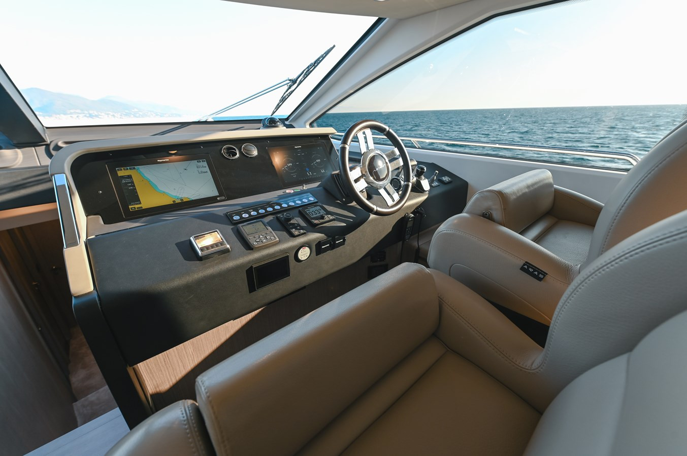https://arconyachts.ams3.digitaloceanspaces.com/95734/conversions/large_4722377-optimize.jpg