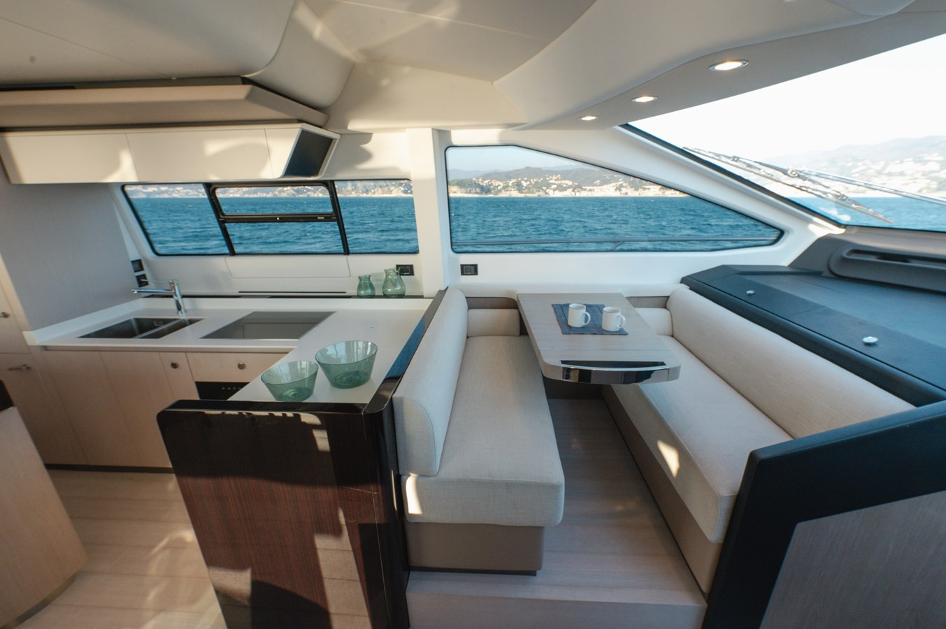 https://arconyachts.ams3.digitaloceanspaces.com/95737/conversions/large_4722378-optimize.jpg