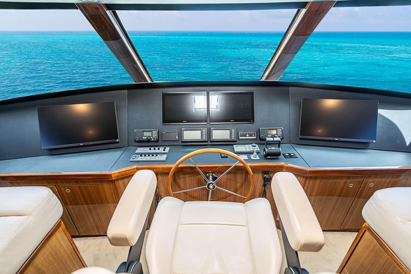 https://arconyachts.ams3.digitaloceanspaces.com/96082/conversions/large_2824032-optimize.jpg
