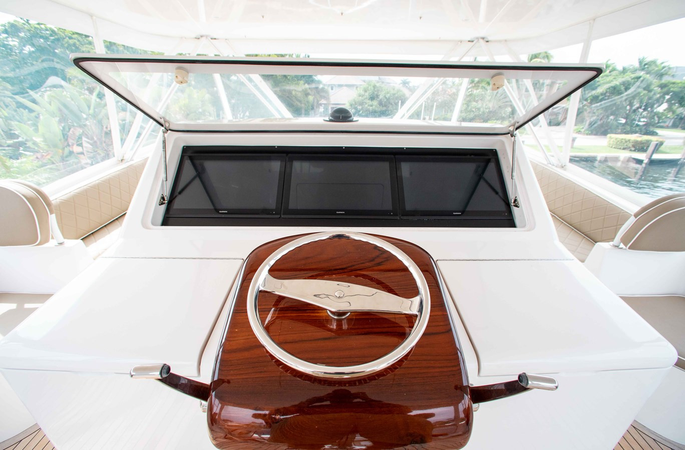 https://arconyachts.ams3.digitaloceanspaces.com/96571/conversions/large_4735123-optimize.jpg