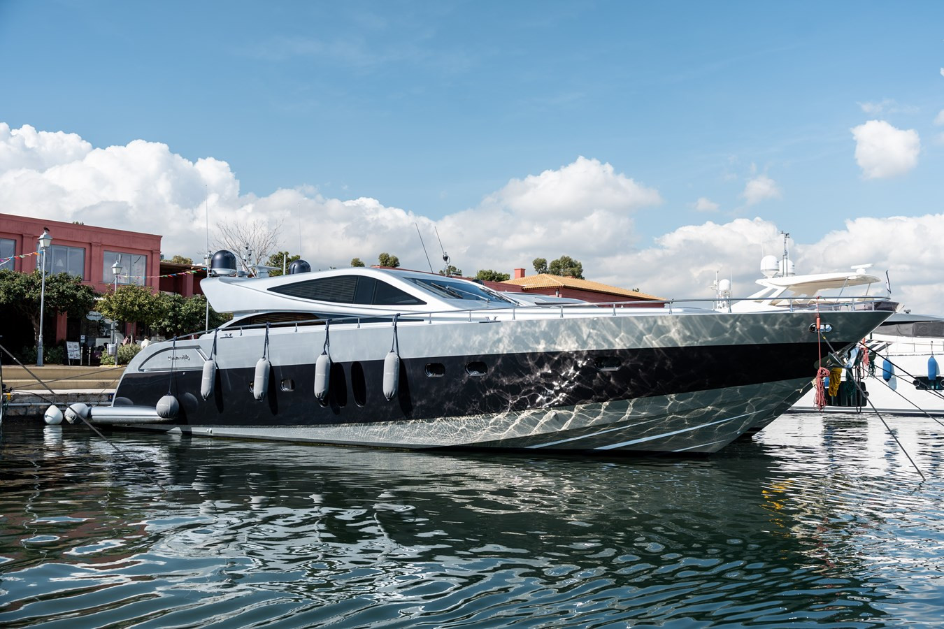 https://arconyachts.ams3.digitaloceanspaces.com/96796/conversions/large_4731984-optimize.jpg