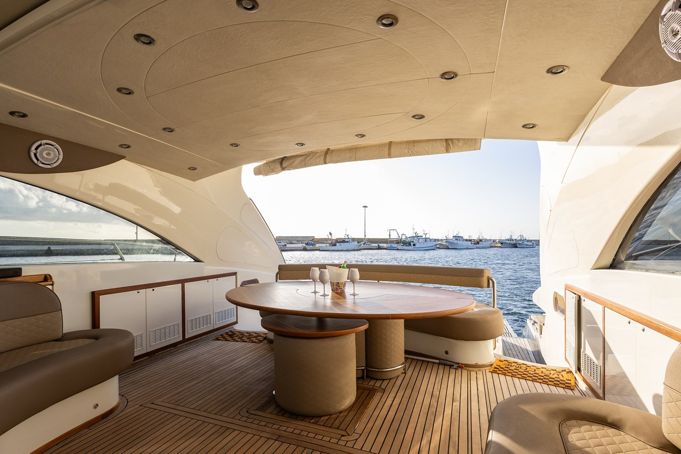 https://arconyachts.ams3.digitaloceanspaces.com/96902/conversions/large_4447762-optimize.jpg