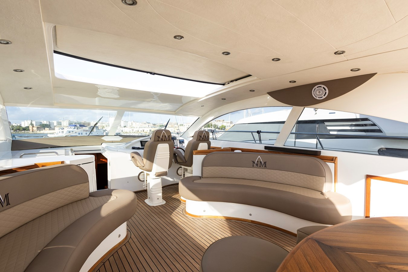 https://arconyachts.ams3.digitaloceanspaces.com/96908/conversions/large_4447763-optimize.jpg