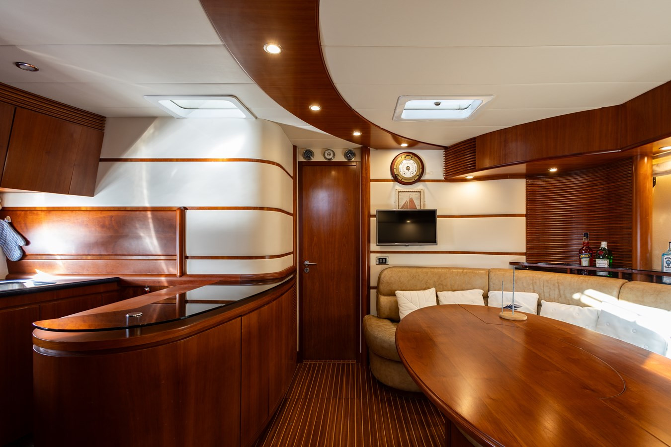 https://arconyachts.ams3.digitaloceanspaces.com/96917/conversions/large_4447768-optimize.jpg
