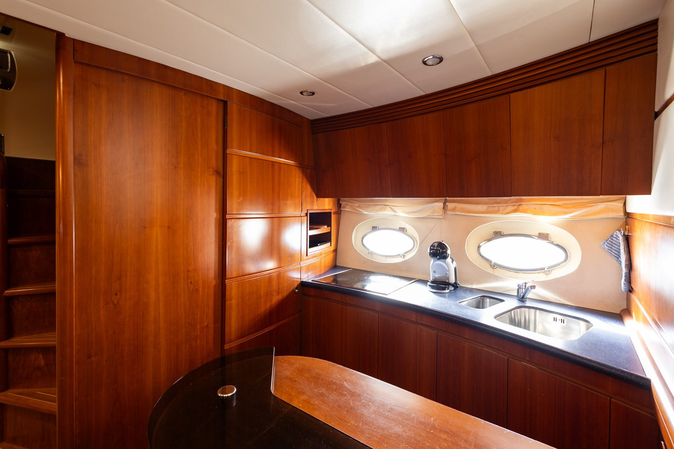 https://arconyachts.ams3.digitaloceanspaces.com/96936/conversions/large_4447771-optimize.jpg