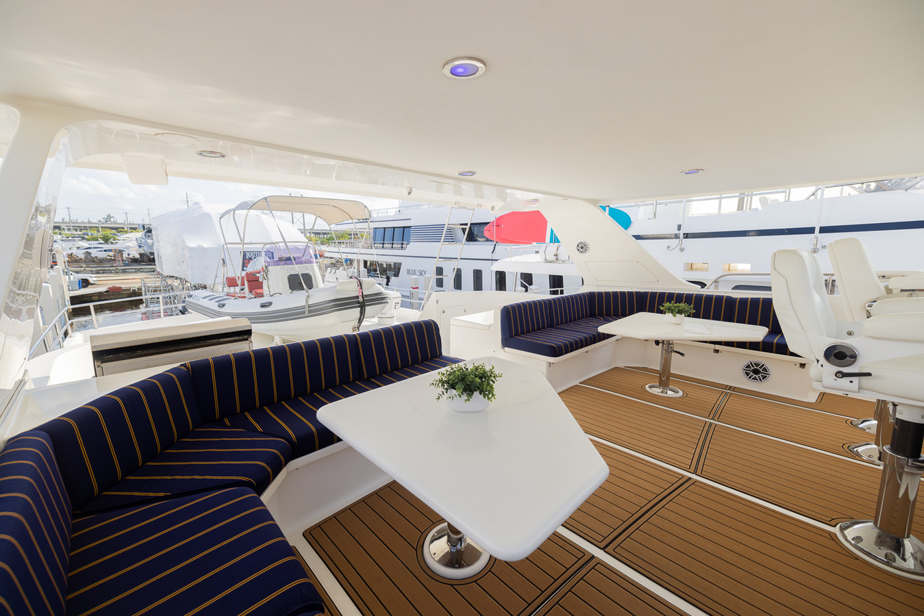 https://arconyachts.ams3.digitaloceanspaces.com/97181/conversions/large_4840234-optimize.jpg