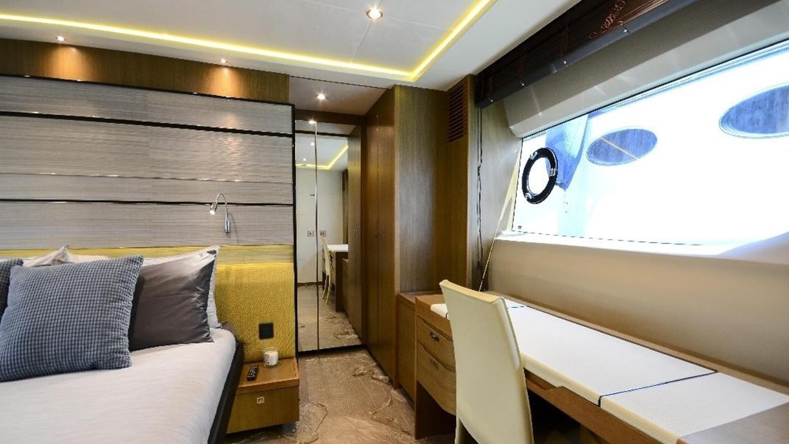 https://arconyachts.ams3.digitaloceanspaces.com/97186/conversions/large_4069218-optimize.jpg