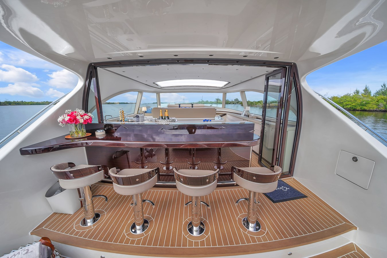 https://arconyachts.ams3.digitaloceanspaces.com/98156/conversions/large_4026232-optimize.jpg