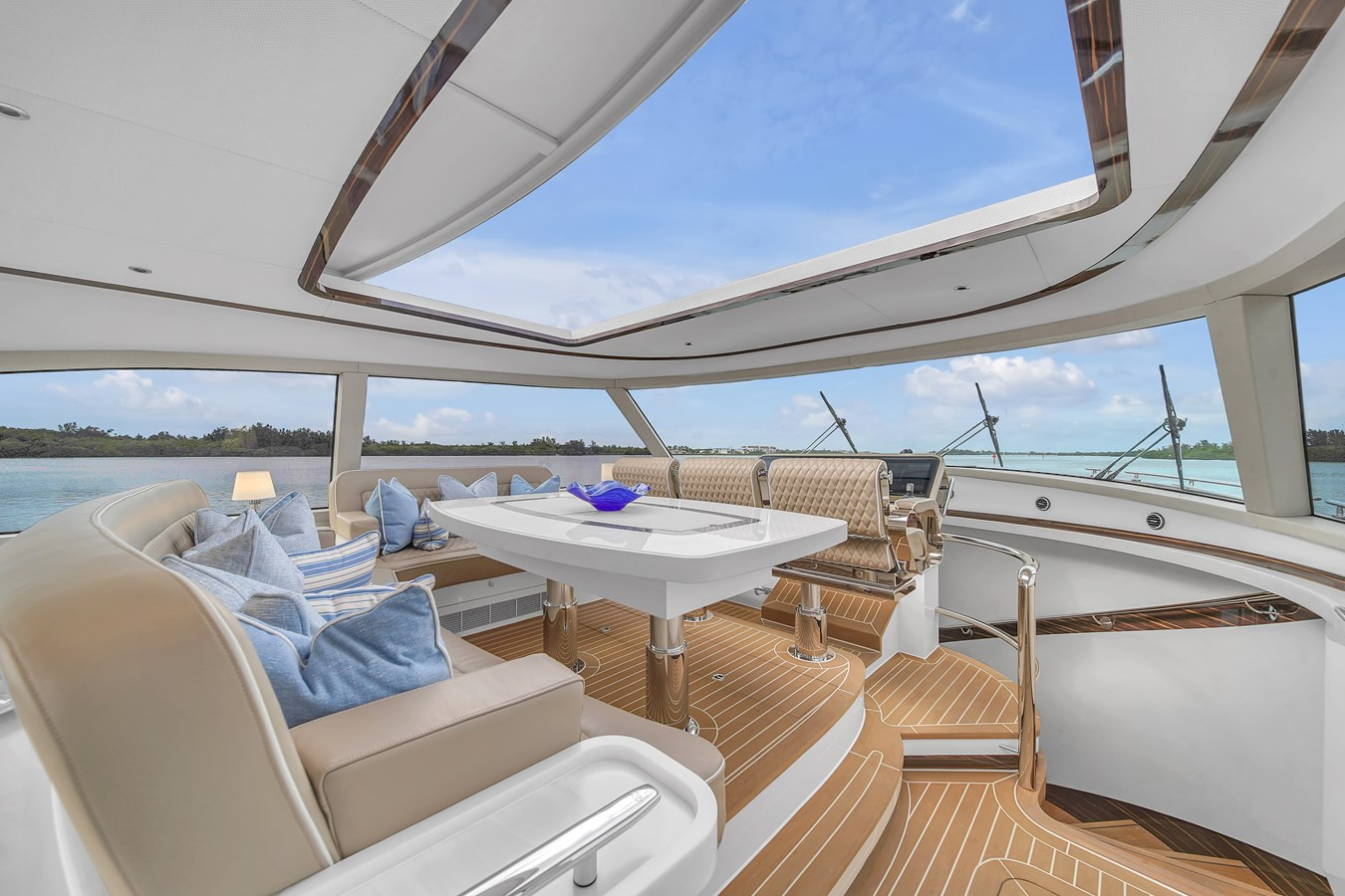 https://arconyachts.ams3.digitaloceanspaces.com/98166/conversions/large_4026235-optimize.jpg