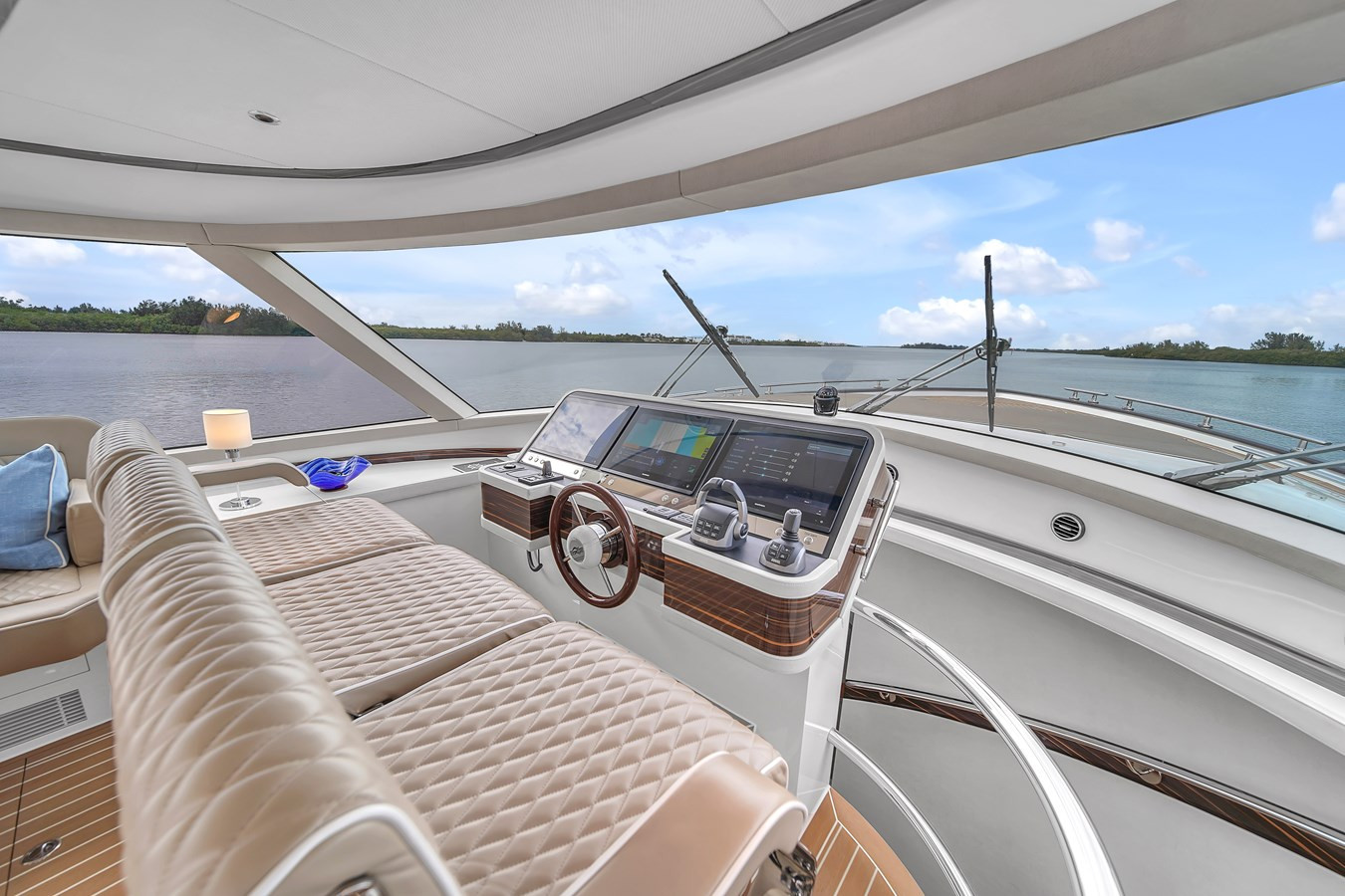 https://arconyachts.ams3.digitaloceanspaces.com/98172/conversions/large_4026237-optimize.jpg