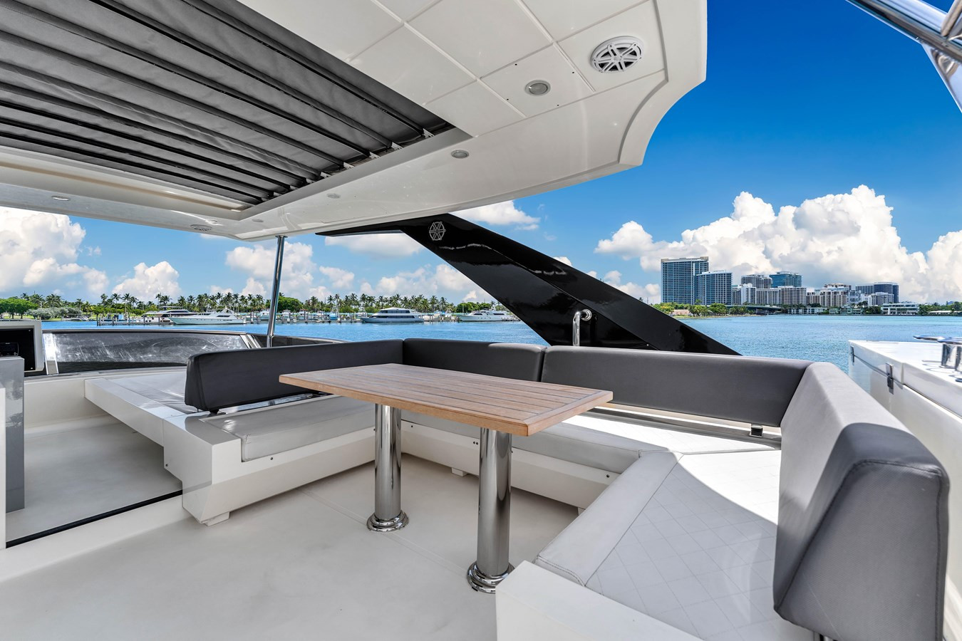 https://arconyachts.ams3.digitaloceanspaces.com/98285/conversions/large_4383182-optimize.jpg