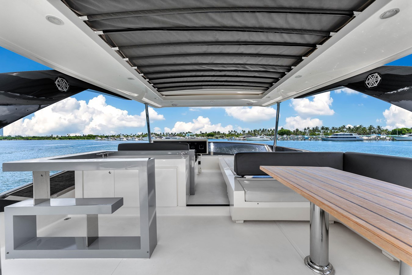 https://arconyachts.ams3.digitaloceanspaces.com/98288/conversions/large_4383183-optimize.jpg