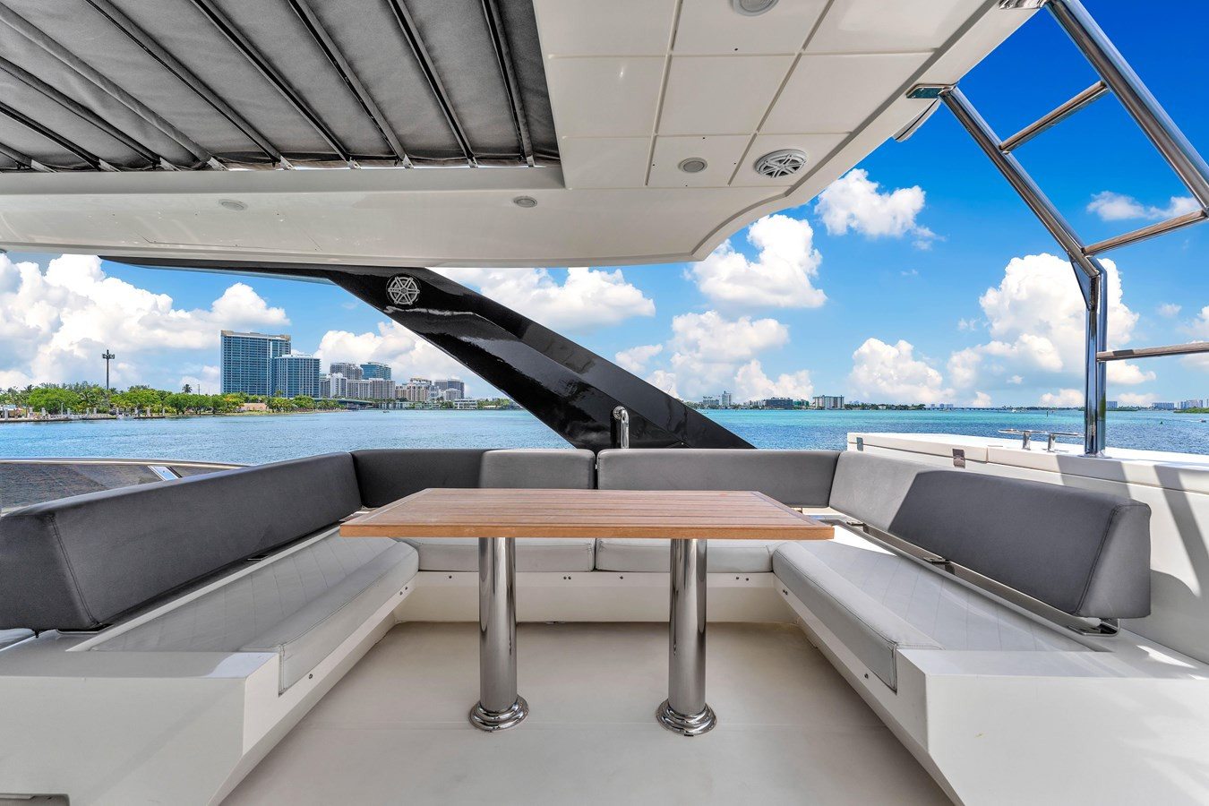 https://arconyachts.ams3.digitaloceanspaces.com/98297/conversions/large_4383186-optimize.jpg