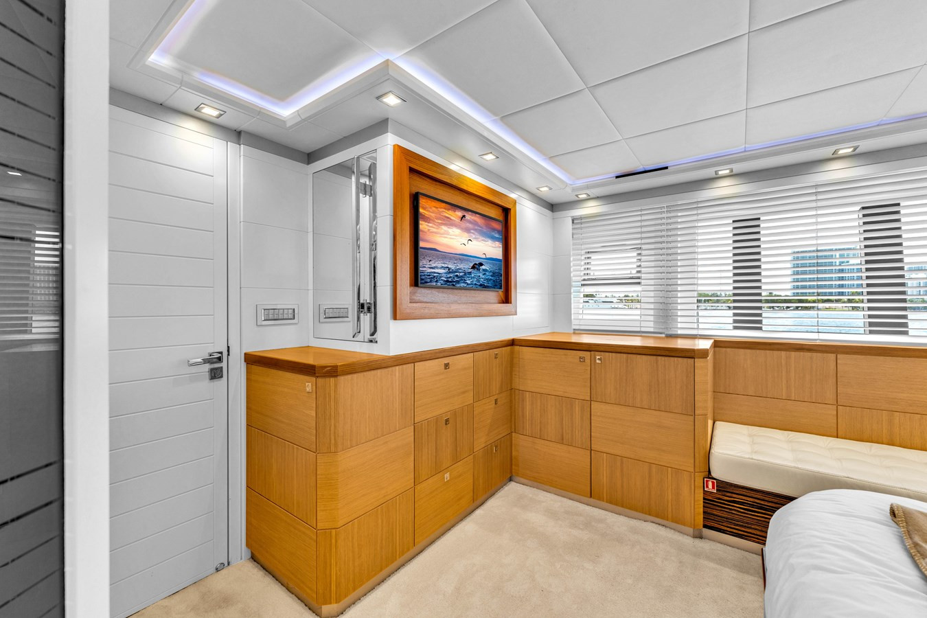 https://arconyachts.ams3.digitaloceanspaces.com/98381/conversions/large_4383217-optimize.jpg