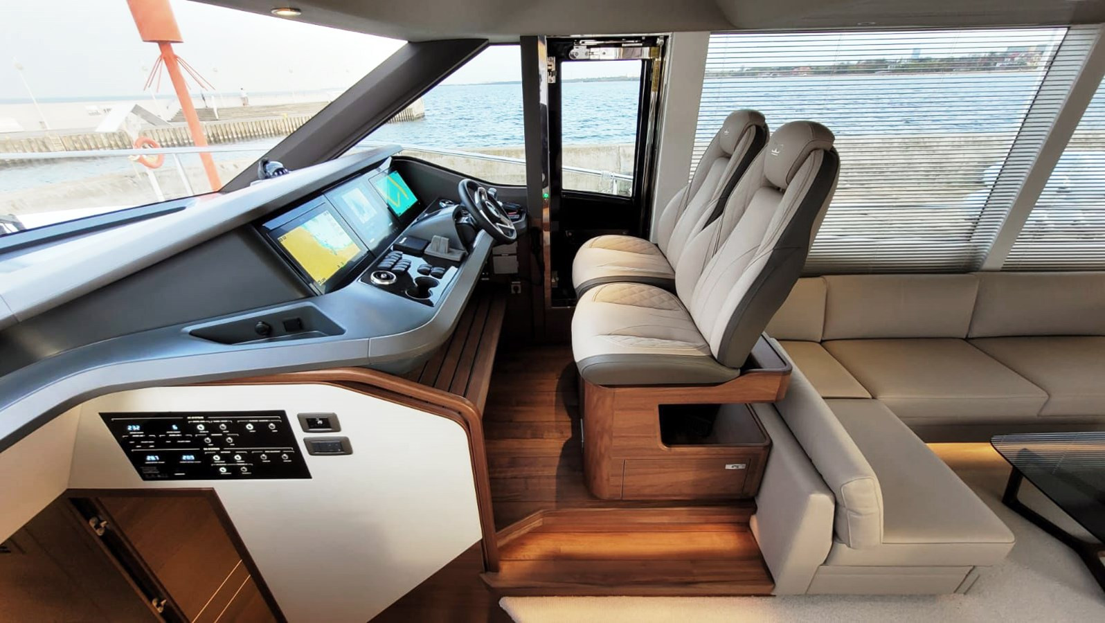 https://arconyachts.ams3.digitaloceanspaces.com/98460/conversions/large_4821591-optimize.jpg