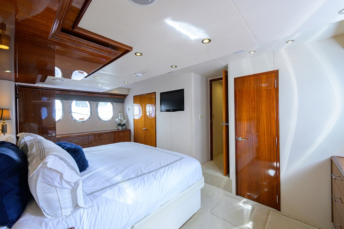 https://arconyachts.ams3.digitaloceanspaces.com/98601/conversions/large_4844480-optimize.jpg