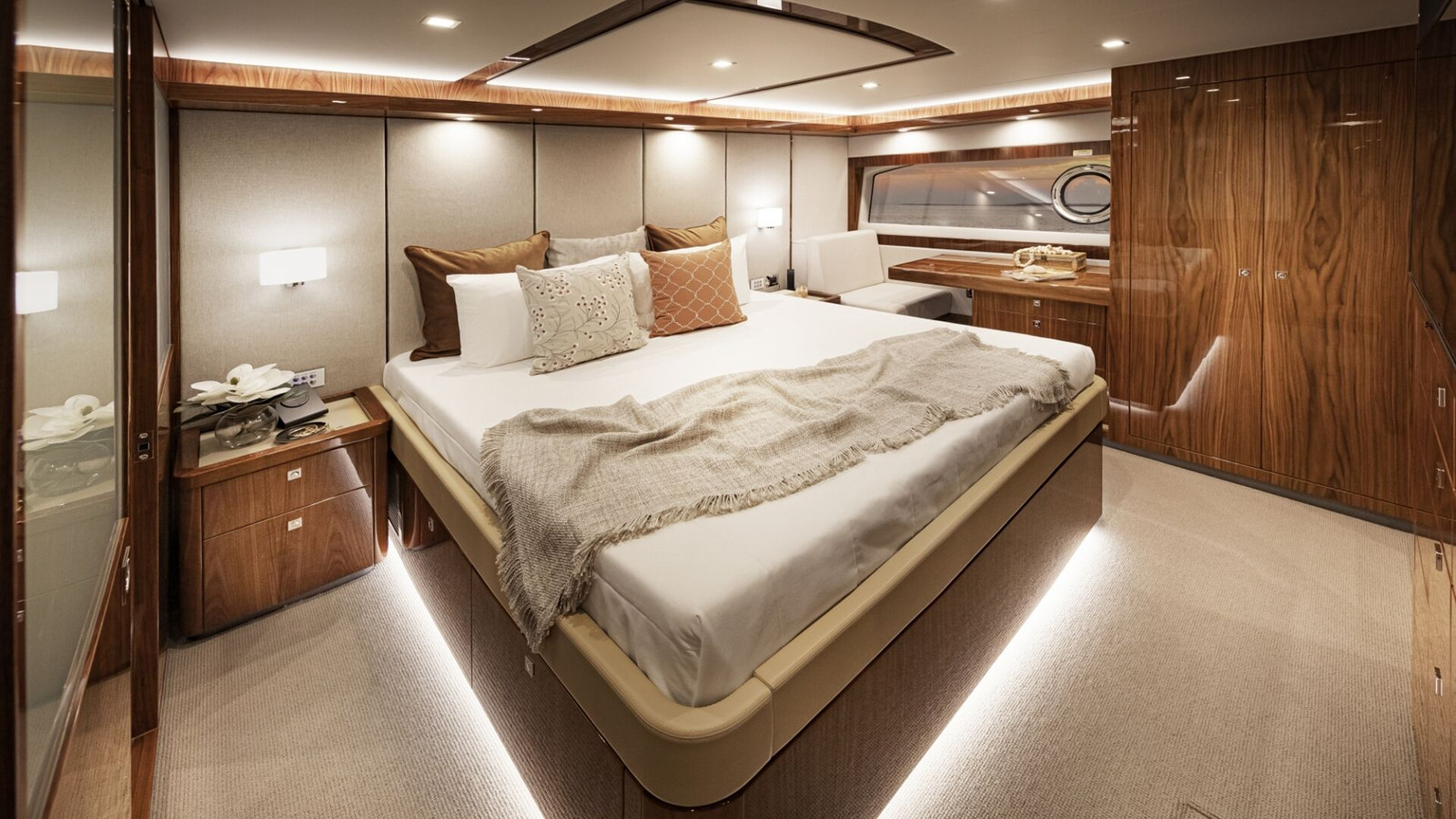 https://arconyachts.ams3.digitaloceanspaces.com/98622/conversions/large_4840569-optimize.jpg